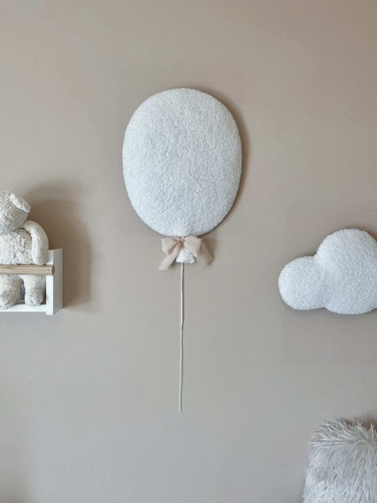Bouclé balloon wall deco